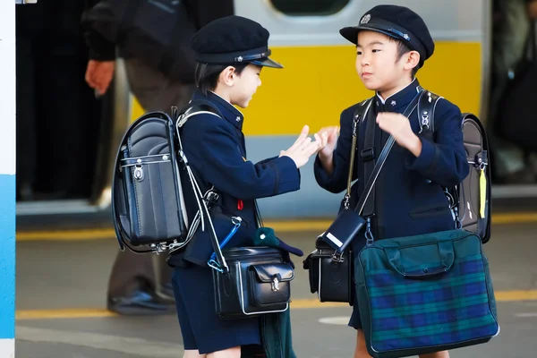 Pequeños estudiantes japoneses en Tokyo station — Foto de Stock