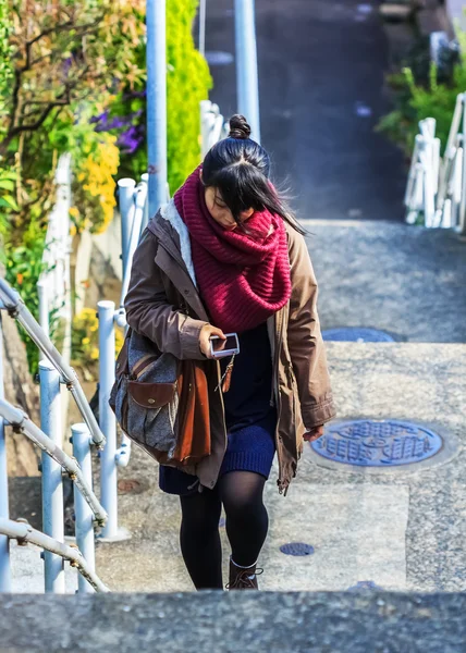 Onbekende vrouw maakt gebruik van tekst op de telefoon — Stockfoto