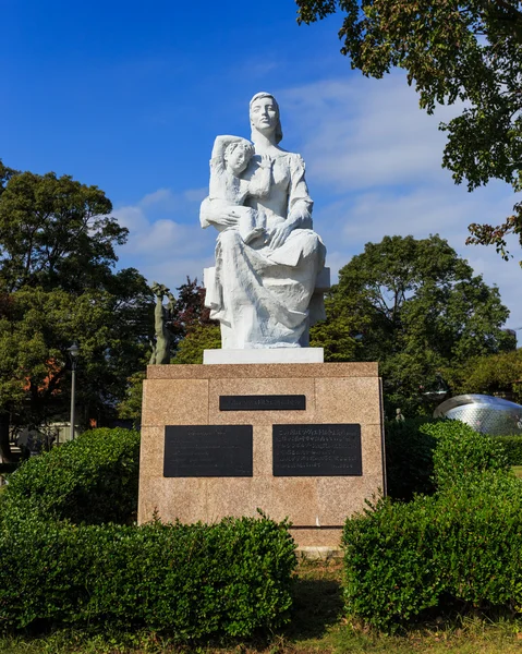 Standbeeld van vrede in nagasaki vrede park — Stockfoto