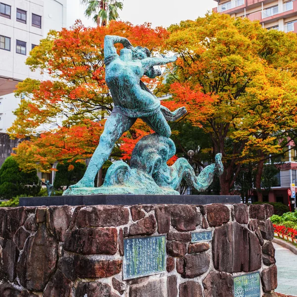 Fille et poulpe sculpture à Nagasaki — Photo