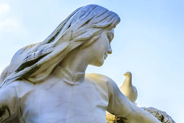 "Jungfrau des Friedens "im Nagasaki Peace Park — Stockfoto