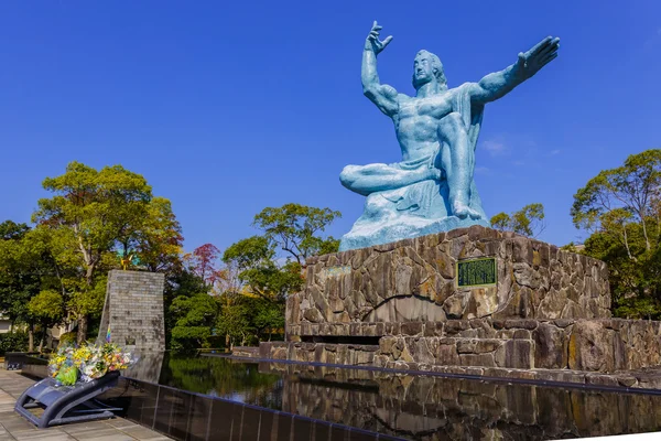 Estátua da Paz de Nagasaki no Parque da Paz de Nagasaki — Fotografia de Stock