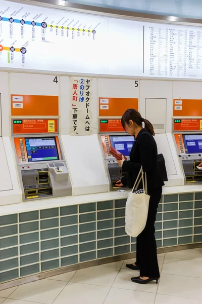 फुकुओका में ट्रेन टिकट खरीदना — स्टॉक फ़ोटो, इमेज