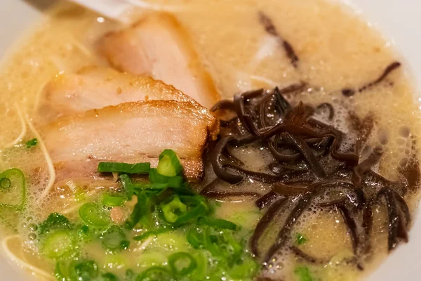 Macarrão ramen japonês com carne de porco em sopa de gergelim — Fotografia de Stock