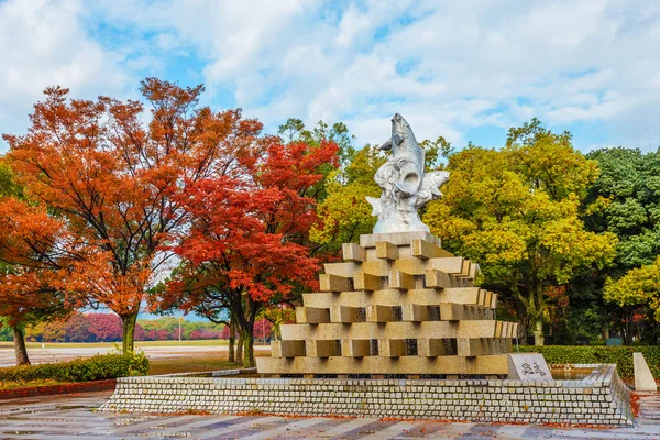 Fonte de peixe no Parque Central de Hiroshima — Fotografia de Stock