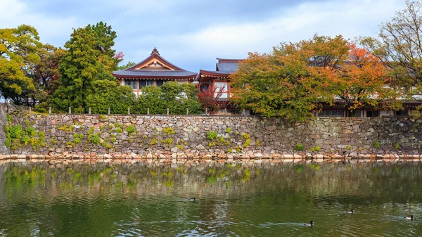 Die Mauer der Hiroshima-Burg, die den gokoku-Schrein umgibt — Stockfoto