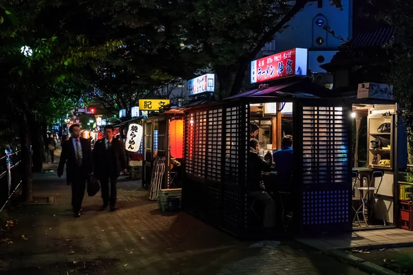 Potraviny stánek (yatai) na silnici kokutai v fukuoka — Stock fotografie