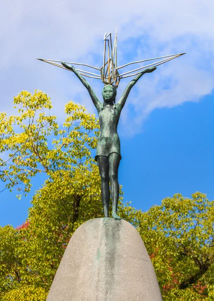 Памятник детям мира в Хиросиме — стоковое фото