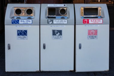 Japonya'da kamu alanında çöp kovaları