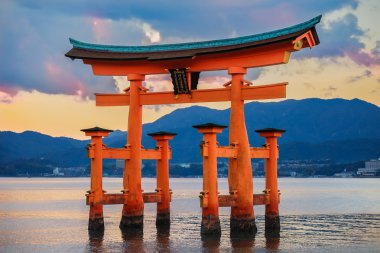 miyajima Adası büyük kayan kapı (o-yakın)