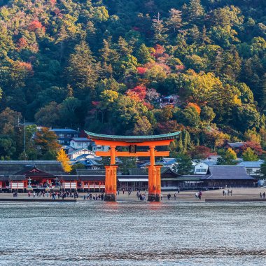 miyajima Adası büyük kayan kapı (o-yakın)
