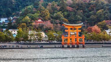 miyajima Adası büyük kayan kapı (o-yakın)