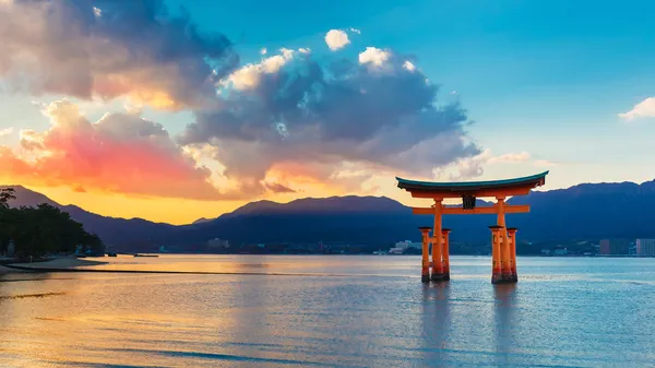 Gran puerta flotante (O-Torii) en la isla de Miyajima — Foto de Stock