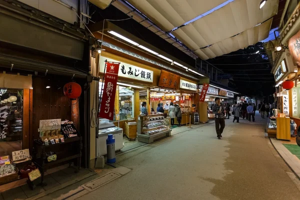 Omotesando nákupní ulice v miyajima — Stock fotografie