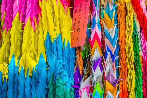다채로운 종이 접힌 cranesin 히로시마 평화 공원 — 스톡 사진
