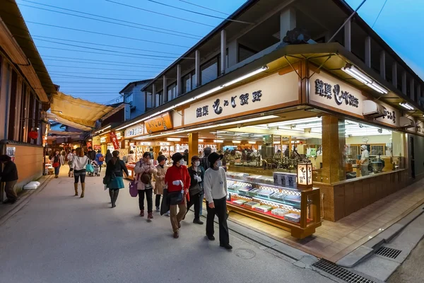 Omotesando nákupní ulice v miyajima — Stock fotografie