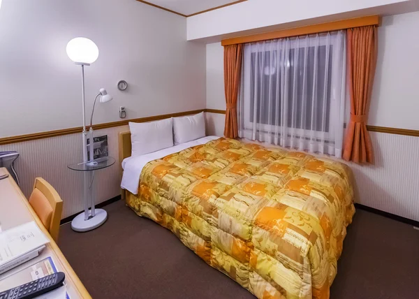 一个典型的小企业酒店房间 — 图库照片