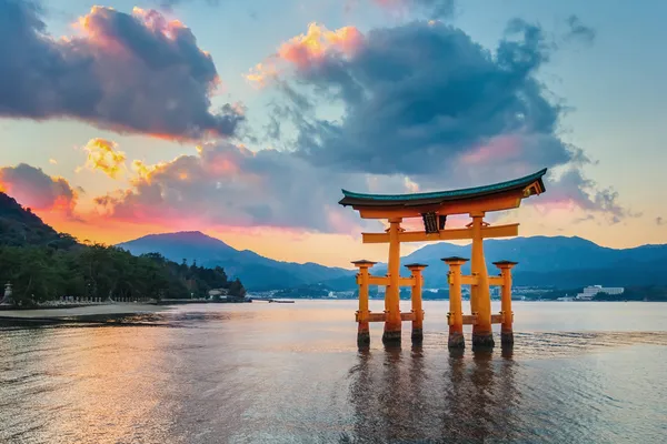 Gran puerta flotante (O-Torii) en la isla de Miyajima — Foto de Stock