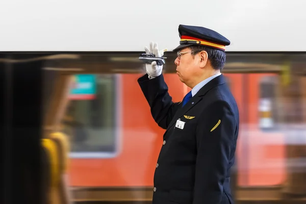 大阪で列車の車掌 — ストック写真