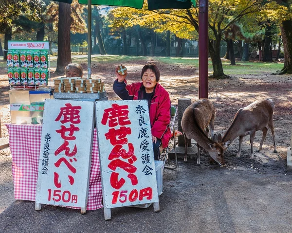 Senbei Stalla sul ciglio della strada a Nara — Foto Stock
