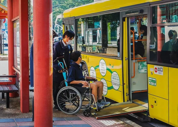 Nara, Japão - 16 de novembro de 2013: Nara Loop Bus fornece às pessoas um — Fotografia de Stock