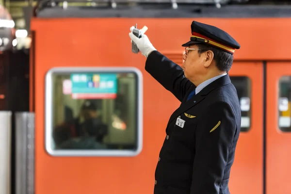 Osaka, Japão - 16 de novembro de 2013: comboio japonês não identificado con — Fotografia de Stock