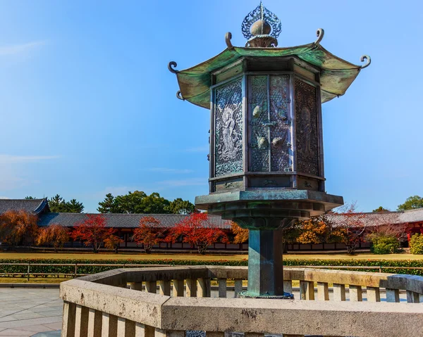 Bronzen lantaarn voor todaiji templ — Stockfoto
