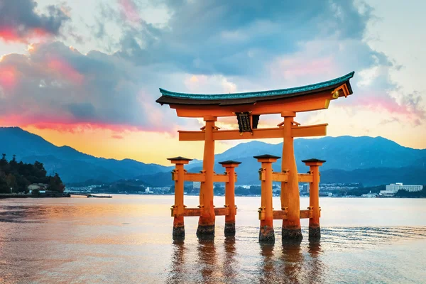 Grote drijvende poort (o-torii) in miyajima, hiroshima — Stockfoto