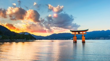 miyajima Adası büyük kayan kapı (o-yakın)