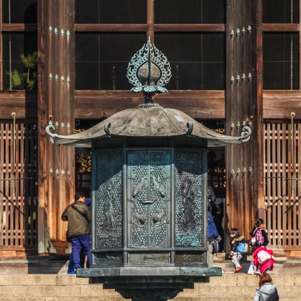 Lanterne en bronze devant le temple Todaiji — Photo