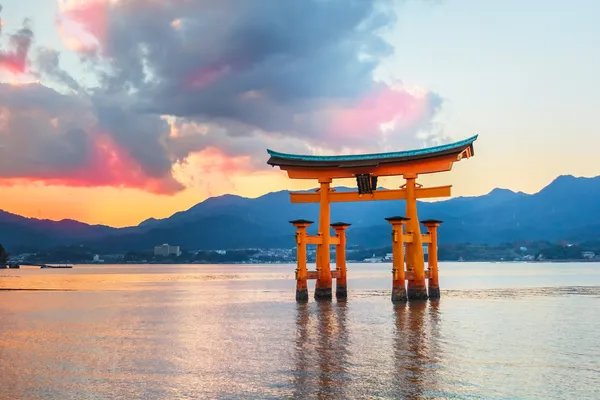 Grande portão flutuante (O-Torii) em Miyajima, Hiroshima — Fotografia de Stock