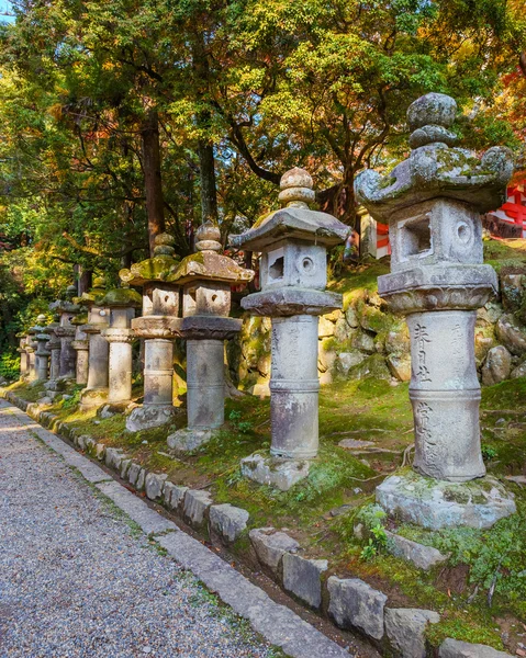 Lanterne di pietra al Santuario Kasuga Taisha a Nara — Foto Stock