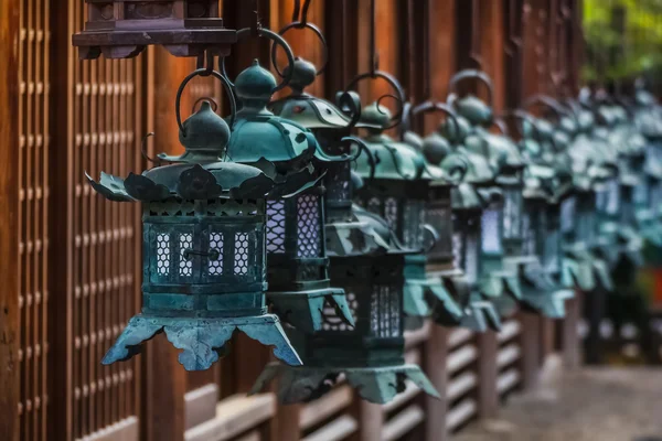 Faroles de bronce en Kasuga Taisha en Nara — Foto de Stock