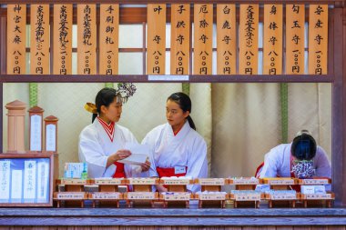 Miko (Japon rahibe) adlı dazaifu tenmangu fukuoka içinde