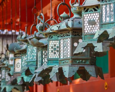 kasuga taisha içinde nara bronz fenerler