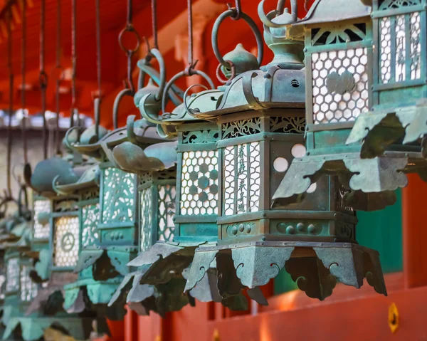Brąz latarnie w kasuga taisha w nara — Zdjęcie stockowe