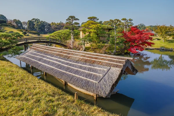 Пруд Сава-но-ике в саду Коракуэ-эн в Окаяме — стоковое фото