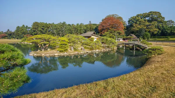 Пруд Сава-но-ике в саду Коракуэ-эн в Окаяме — стоковое фото