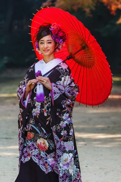 Японская невеста в саду Коракуэн в Окаяме — стоковое фото