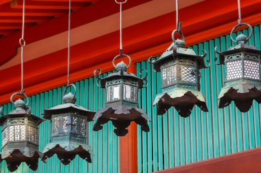 kasuga taisha içinde nara bronz fenerler