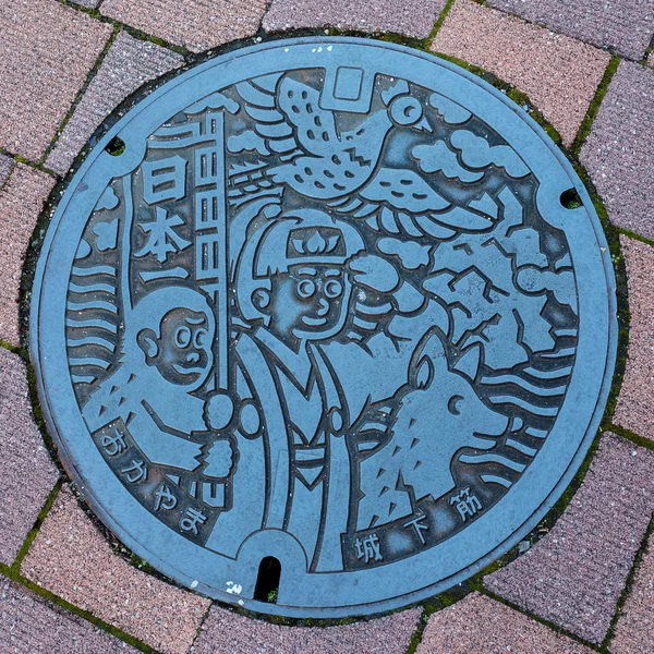 Personaje de Momotaro en una portada de alcantarilla en Okayama —  Fotos de Stock