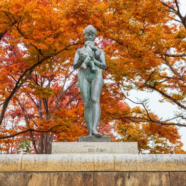 Anne ve oğlu, ujo michi yürüme okayama kale yakın heykel