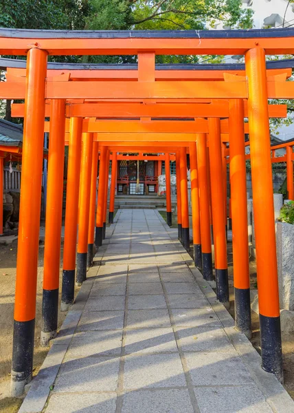 Portas de Torii de um pequeno santuário Inari na área do Santuário de Ikuta-jinja em Kobe — Fotografia de Stock