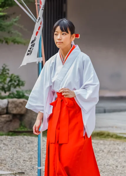 Miko - Japanese Priestess at Ikuta-jinja in Kobe — Stock Photo, Image