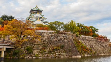 Osaka Kalesi ile sonbahar sonbahar yaprakları