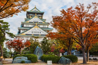 Osaka Kalesi ile sonbahar sonbahar yaprakları