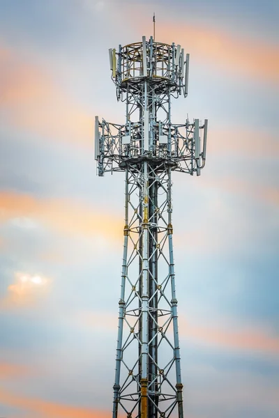 Hareket eden telefon radyo kulesi — Stok fotoğraf