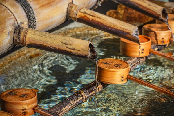 Japanese water dippers at Yasaka Shrine in Kyoto — Stock Photo, Image