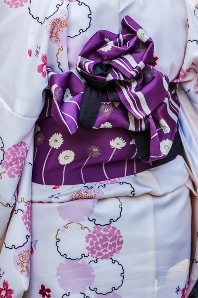Bakifrån av traditionella japanska blekt violett kimono — Stockfoto