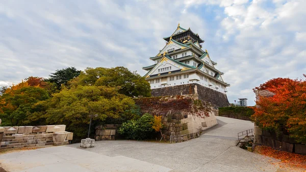 Osaka Castle with Autumn Leaves in Autumn — Stock Photo, Image